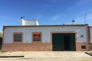 Reformas de naves  en Casar de Cáceres (Cáceres)